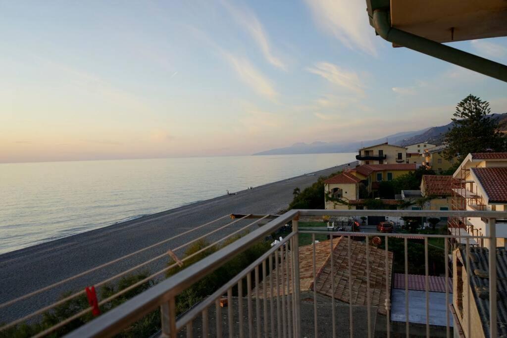 Comfort In Riva Al Mare Belmonte Calabro Eksteriør billede